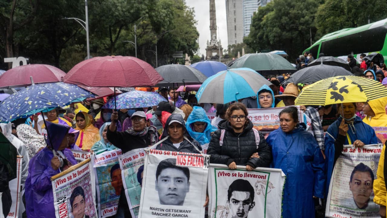 Caso Ayotzinapa: familiares de los 43 estudiantes desaparecidos se manifiestan exigiendo justicia