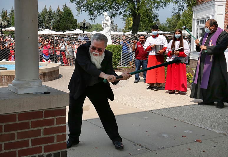 El padre Jesús Puentes, rector asociado del Santuario de Nuestra Señora de Guadalupe en Des Plaines, también participó en la demolición que dará paso a una nueva entrada al famoso Cerrito del Tepeyac.
<br>En los últimos años, el santuario ha sido objeto de otros proyectos de construcción. Por ejemplo, ya se renovó la plaza frente a la imagen exterior de Nuestra Señora de Guadalupe, y en 2018, se remodeló el antiguo gimnasio de la Academia Maryville en la Capilla de San José, donde se celebran misas todos los días.