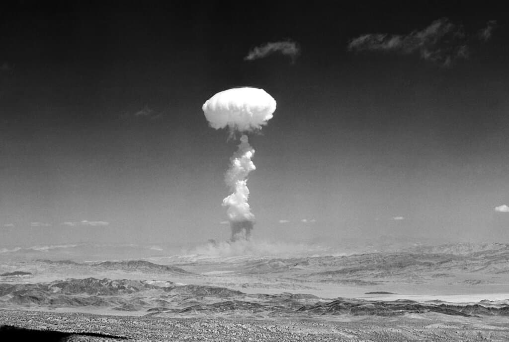 Un hongo atómico se eleva tras una prueba nuclear en Yucca Flat, Nevada, en 1952.