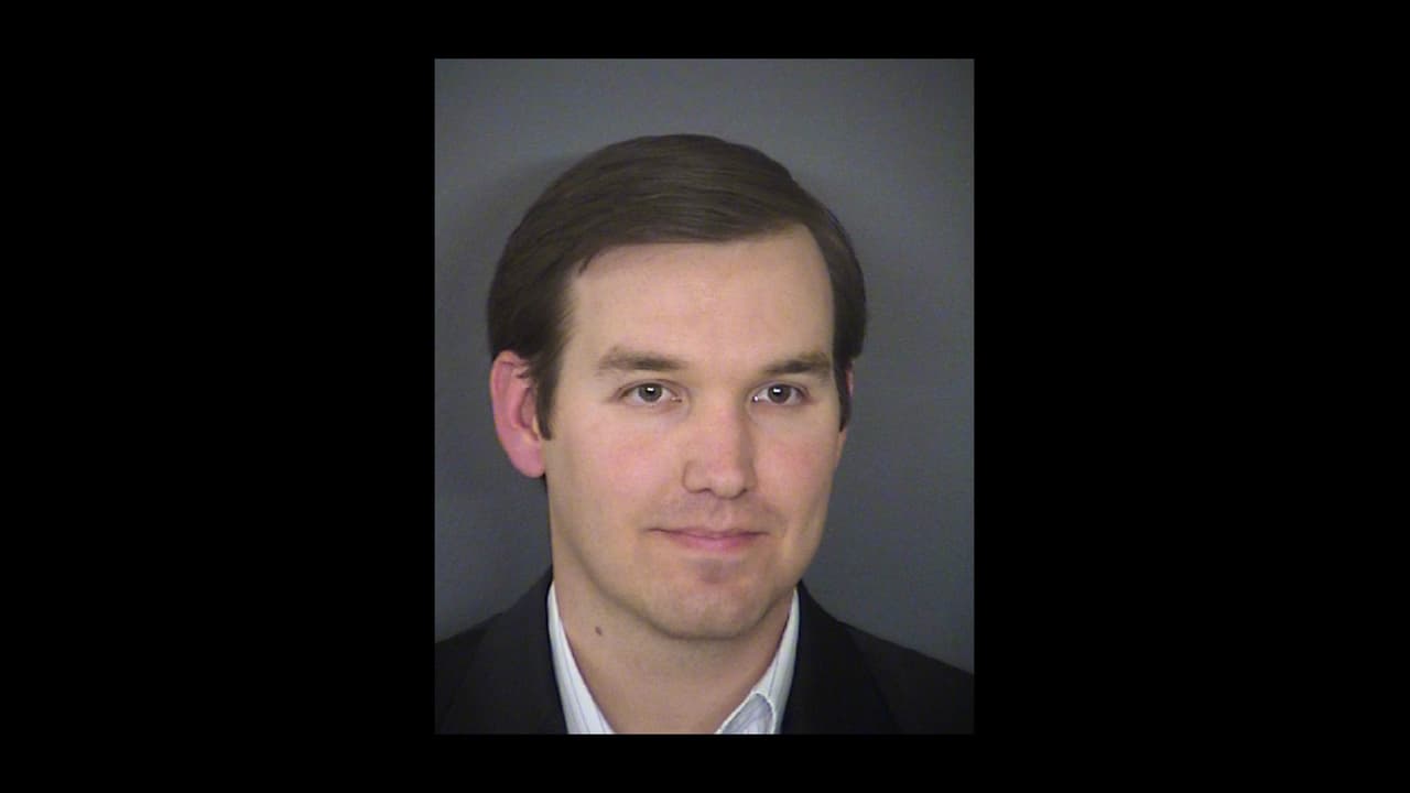 Arrestan a abogado por meter un arma en la corte