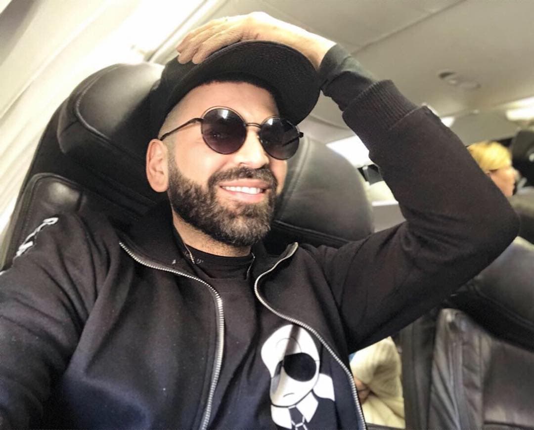 Jomari Goyso, además de ser experto en estilismo y moda, también escribe.