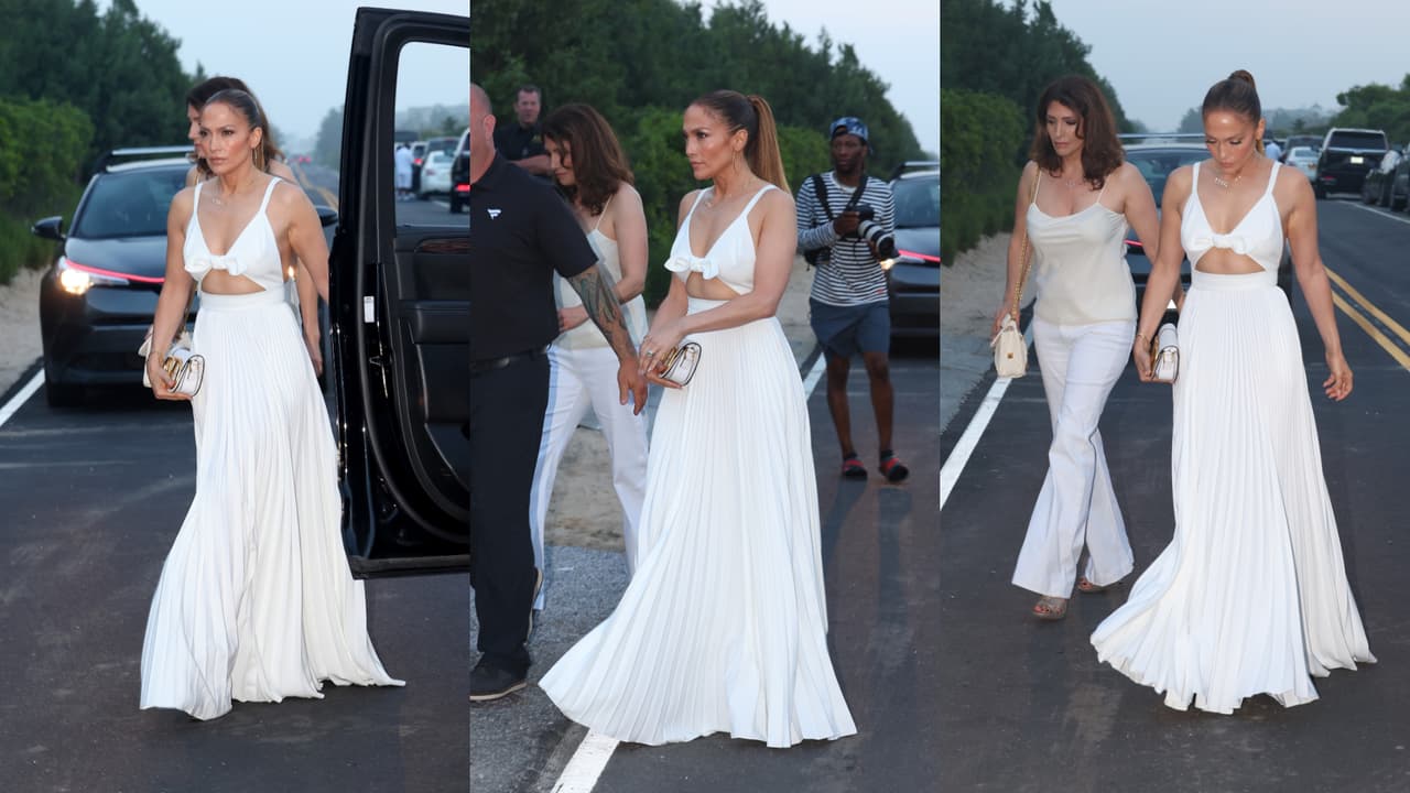 JLo complementó el look con un bolso clutch de Valentino.