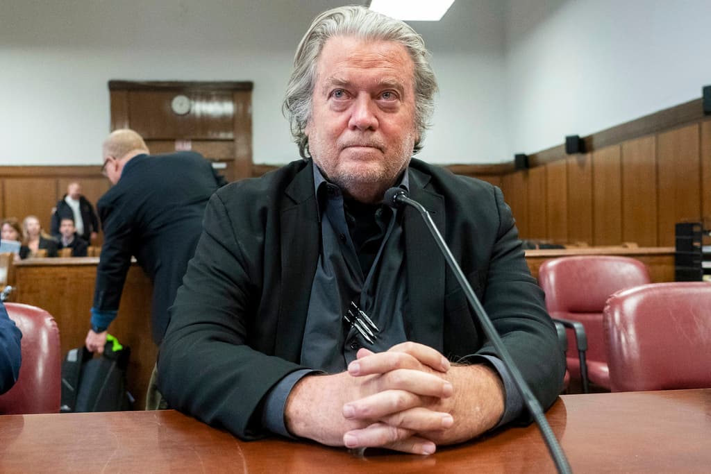 Steve Bannon comparece ante una corte de Nueva York, el 12 de enero de 2023.