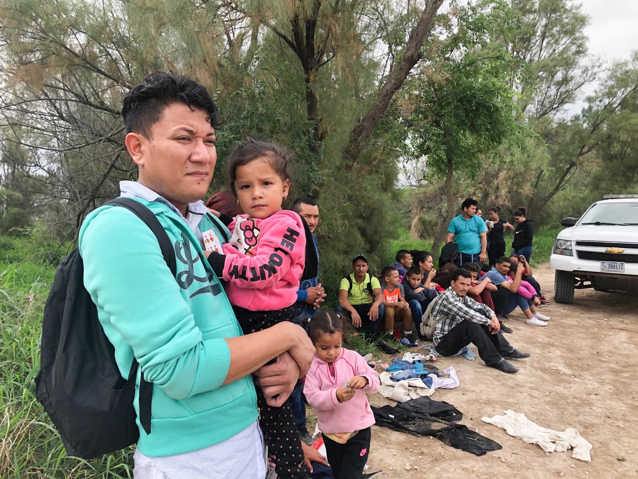 Mario, de 26 años, y su hija Sindy, de 3, cruzaron la frontera sur de EEUU después de más de dos meses y medio en el camino. “Lo más duro ha sido el hambre, pero tomé esta decisión por mi hija que tiene una enfermedad de corazón”, afirma este hondureño, que es padre soltero. Dice que en su país, su empleo en fincas de banano no le daba ni para comprar la leche de la niña. Salió de Honduras con sólo 1,000 lempiras (unos 40 dólares) y le tocó pararse a trabajar en Guatemala y México para conseguir más dinero y poder así continuar el camino.
<br>