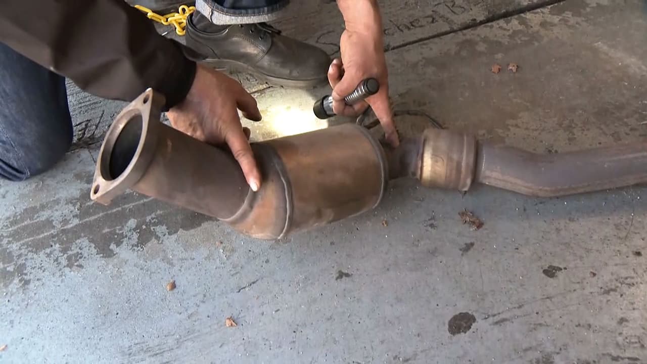 <b>Video.</b> Cómo prevenir que le roben el convertidor catalítico a tu auto y lo vendan en el mercado negro.