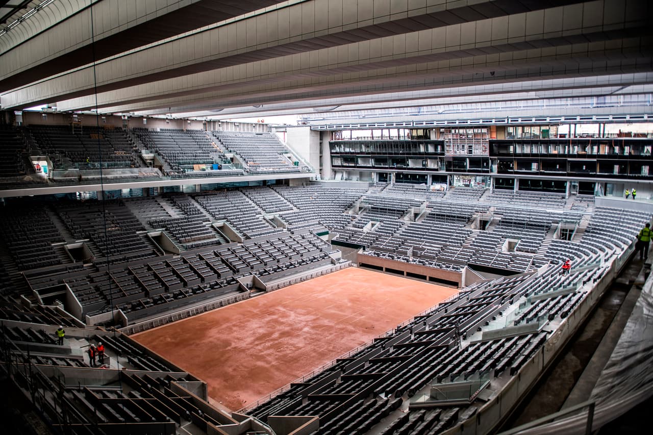 Este es el trabajo de construcción del nuevo techo del centro Philippe Chatrier en el estadio Roland Garros. Esta sede francesa se ha convertido en la última de las sedes del Grand Slam en instalar un techo retractable en su cancha principal.