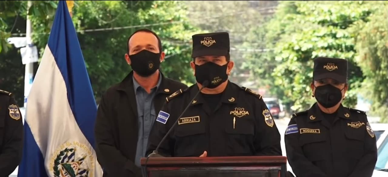 Cuando las autoridades arribaron a esta vivienda de la Colonia Las Flores se toparon con los cadáveres de las mujeres desnudos, con heridas de arma blanca y con signos de
<a href="https://www.univision.com/temas/abuso-sexual">abuso sexual</a>.
<b>“Un horrendo crimen”</b>, describió Mauricio Arriaza, director de la policía nacional de El Salvador.
<br>