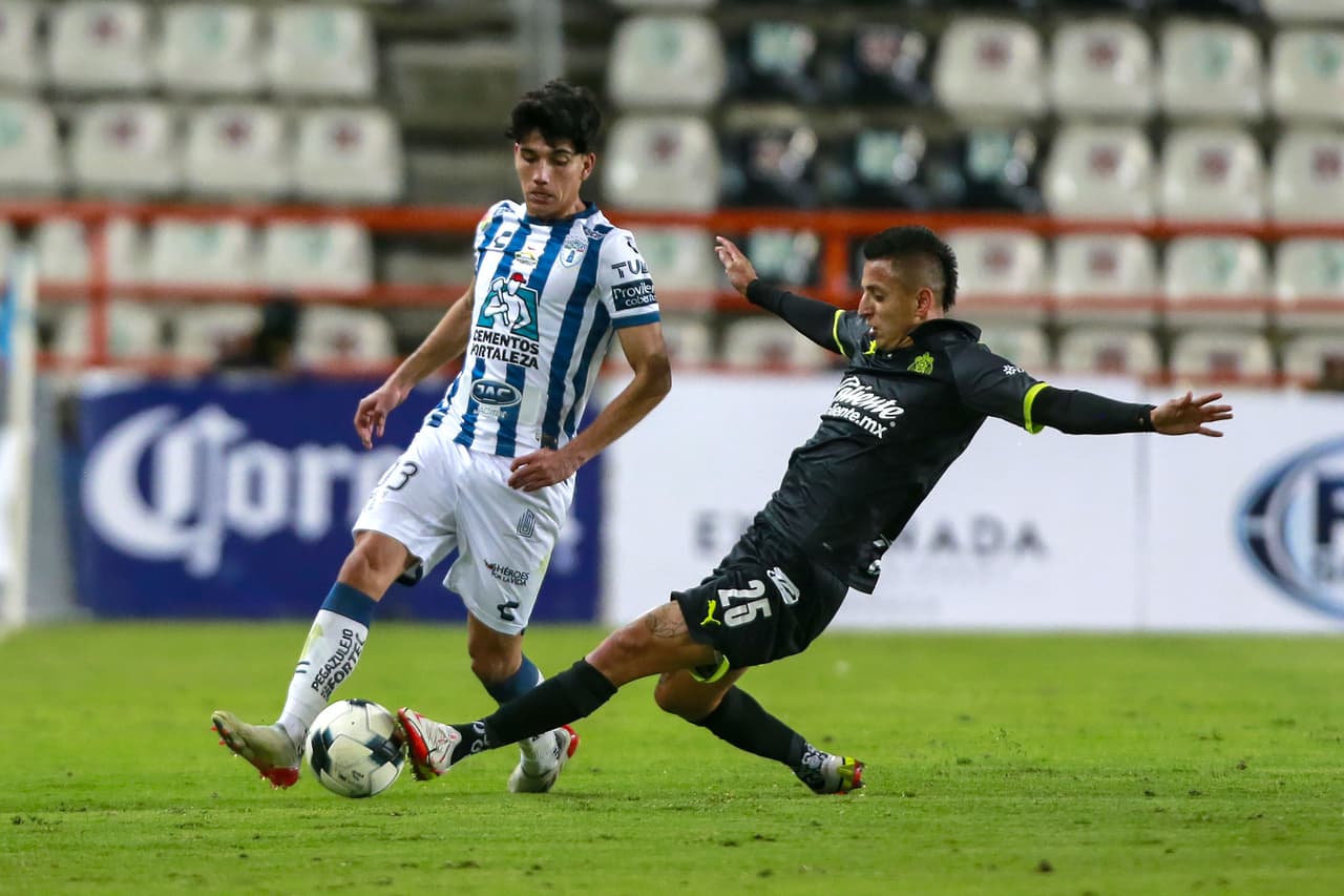 El Pachuca consiguió su segunda victoria del torneo tras vencer por 2-1 a las Chivas. Los Tuzos aprovecharon un grave error del 'Tiba' Sepúlveda y Raúl Gudiño para marcar el segundo tanto después de que Víctor Guzman hiciera el primero. Los rojiblancos reaccionaron con un gol de Ángel Zaldívar por la vía del penal, pero no fue suficiente.