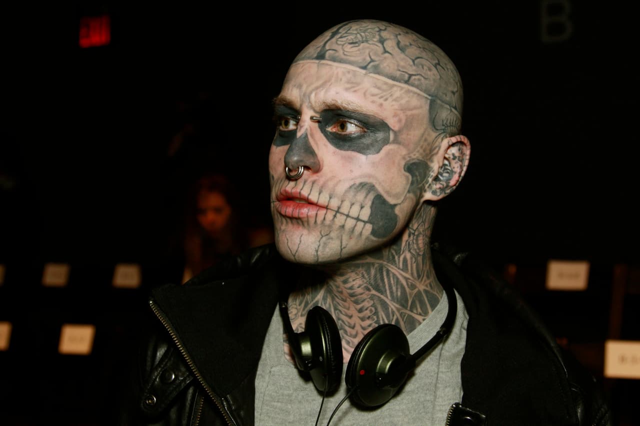 Rick logró un récord mundial por poseer la mayor cantidad de dibujos en su anatomía (que incluían 176 insectos y 139 huesos).