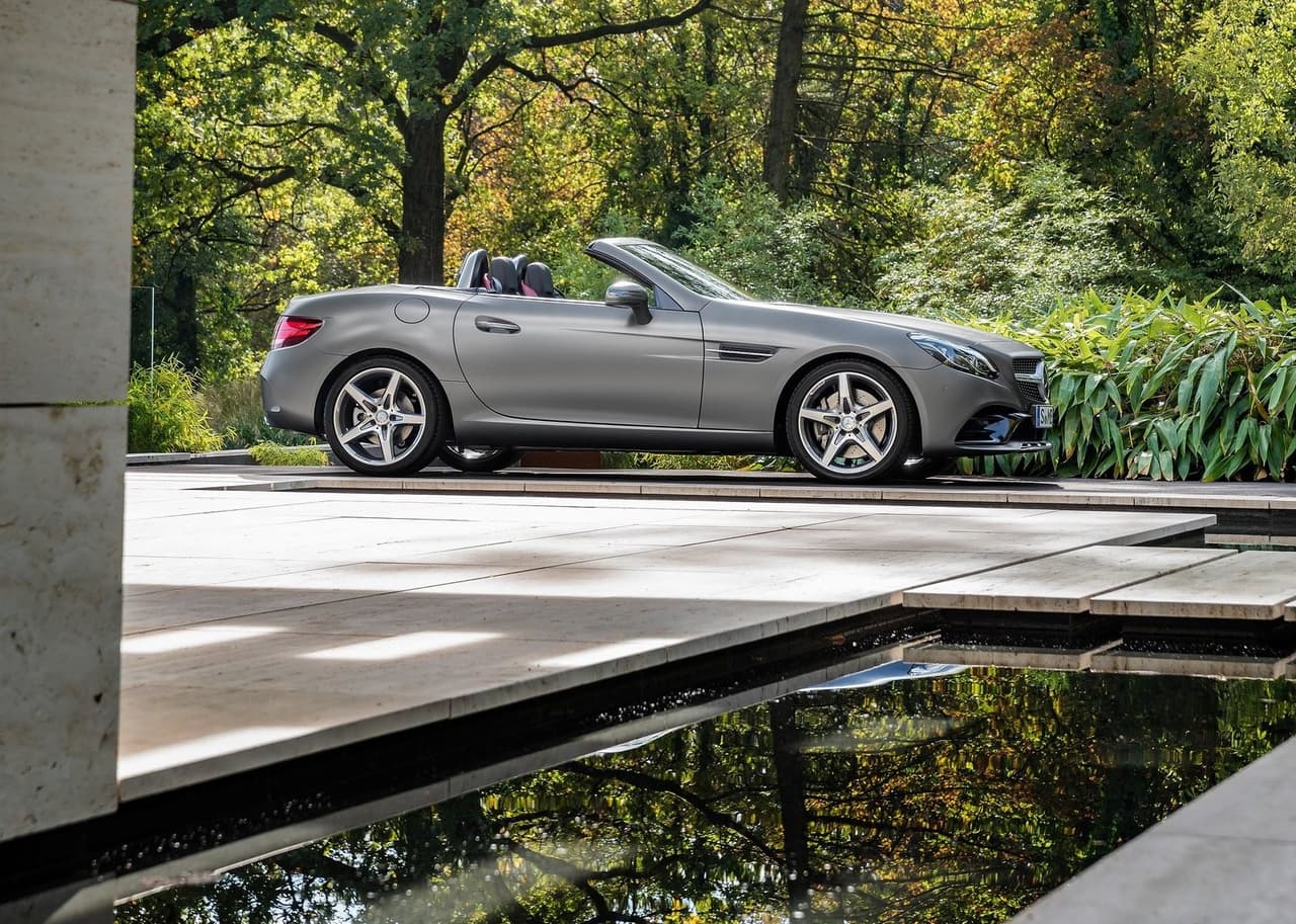 <h3 class="cms-H3-H3"><b>Mercedes-Benz SLC</b></h3>
<br>
<br>La noticia de su partida fue dada a conocer en 2019, por lo que ya no es ninguna sorpresa. Aún así, es lamentable decirle adiós a uno de los convertibles que más disfrutamos conducir por las calles de Estados Unidos.
<br>