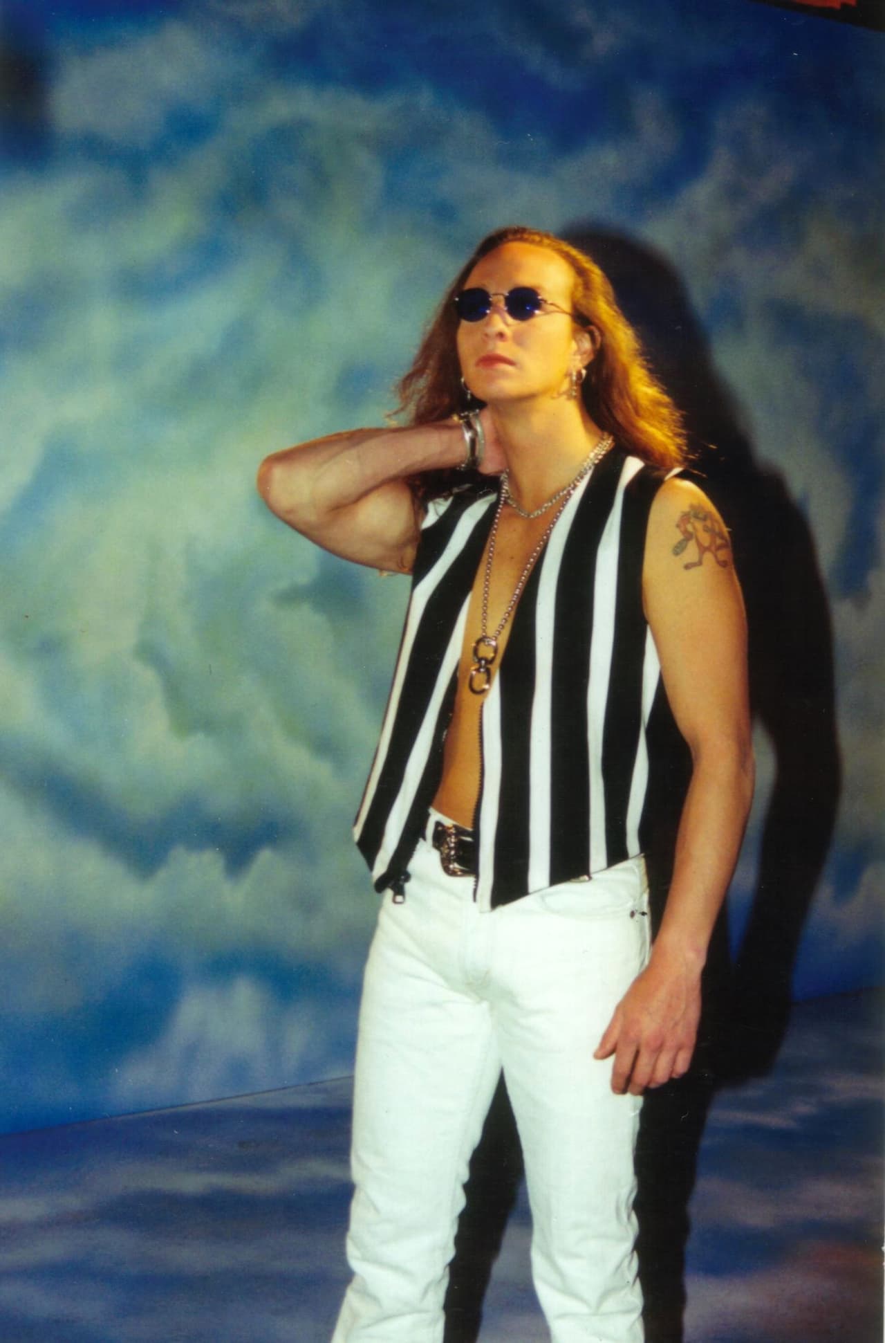 La manzana de la discordia en esta guerra fue el cantante Erik Rubín, pues él mantenía un noviazgo con 'La Chica Dorada' para comenzar a salir con 'La Guzmán'.