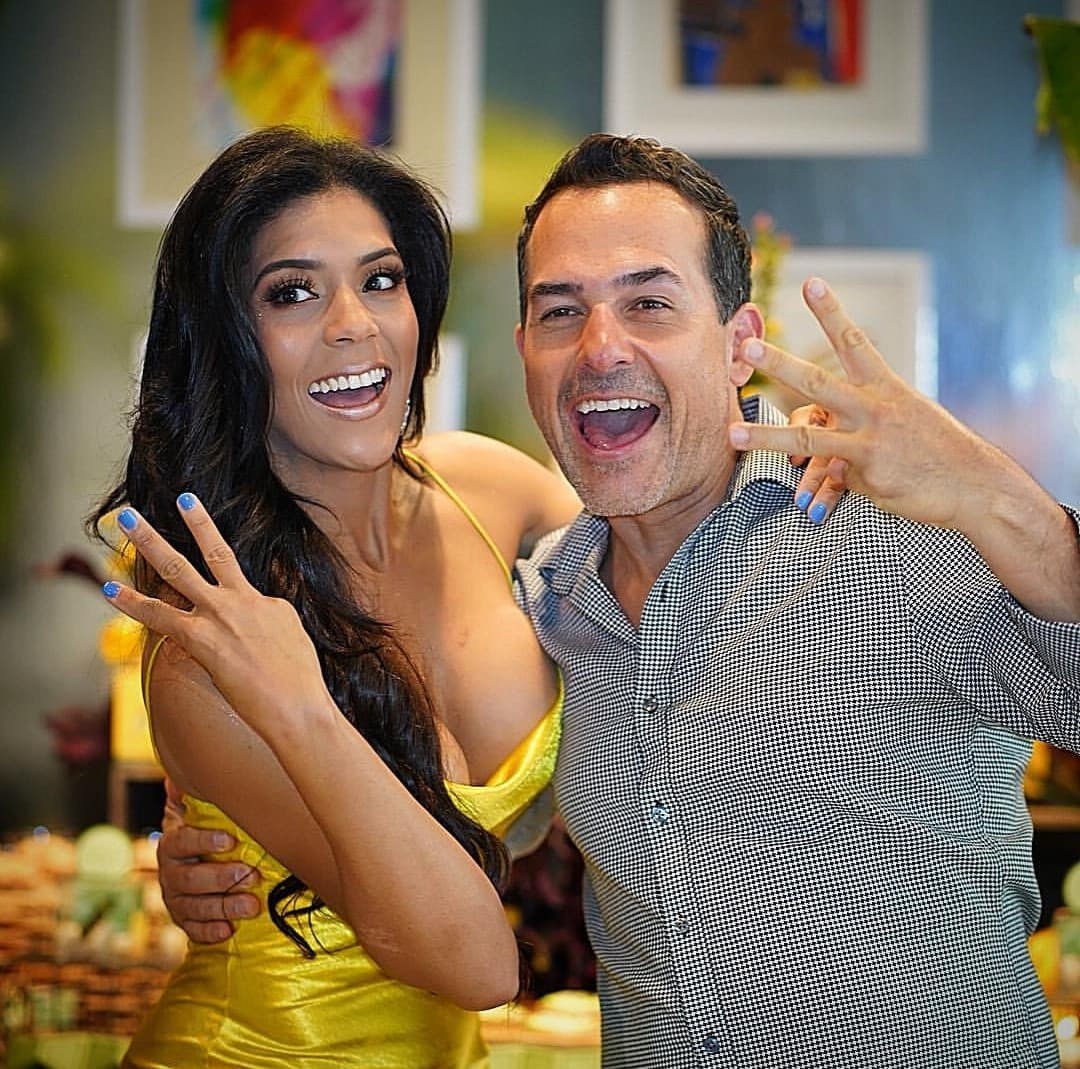 ¿Quién mejor que Carlos para amenizar una fiesta? El conductor mexicano festejó los treinta años de su compañera y amiga Francisca Lachapel.
<br>