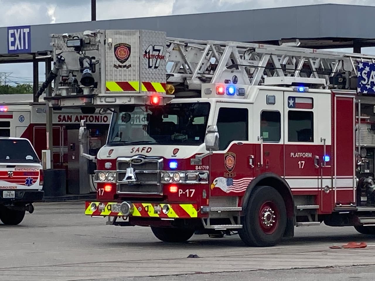 Según el Departamento de Bomberos de San Antonio, una persona fue trasladada a un hospital local en estado crítico.