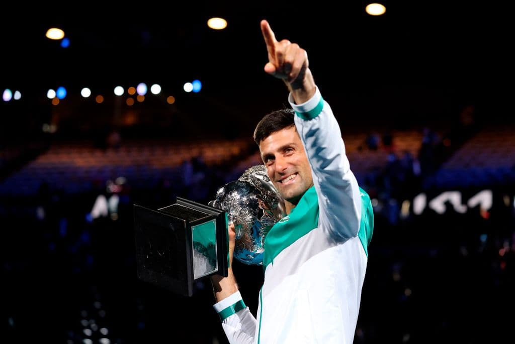 El serbio Novak Djokovic fulminó al ruso Daniil Medvedev al vencerle por 7-5, 6-2 y 6-2, en una final espectacular y demasiado corta, para levantar su noveno título del Australian Open y el tercero de forma consecutiva.