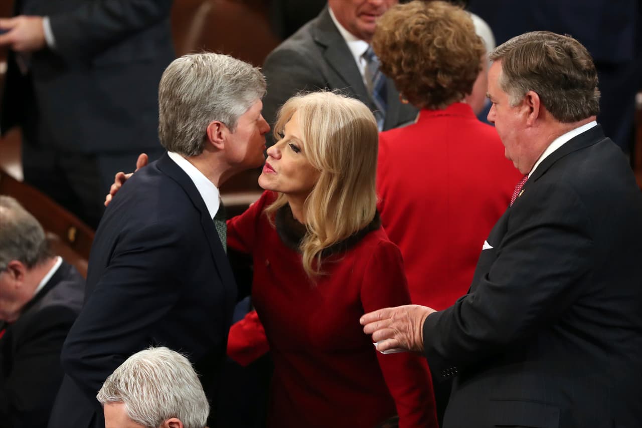 Kellyanne Conway, una de las asesoras del presidente Donald Trump, saluda a otros presentes en el Capitolio a su llegada.