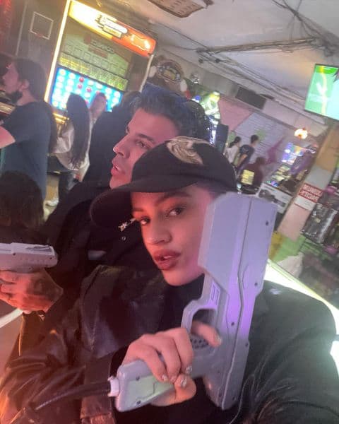 Por su parte, la cantante española reveló que aunque “no es fácil” llevar su noviazgo con Rauw, esto debido a sus complejas agendas de trabajo, se esfuerzan para estar juntos.
<br>