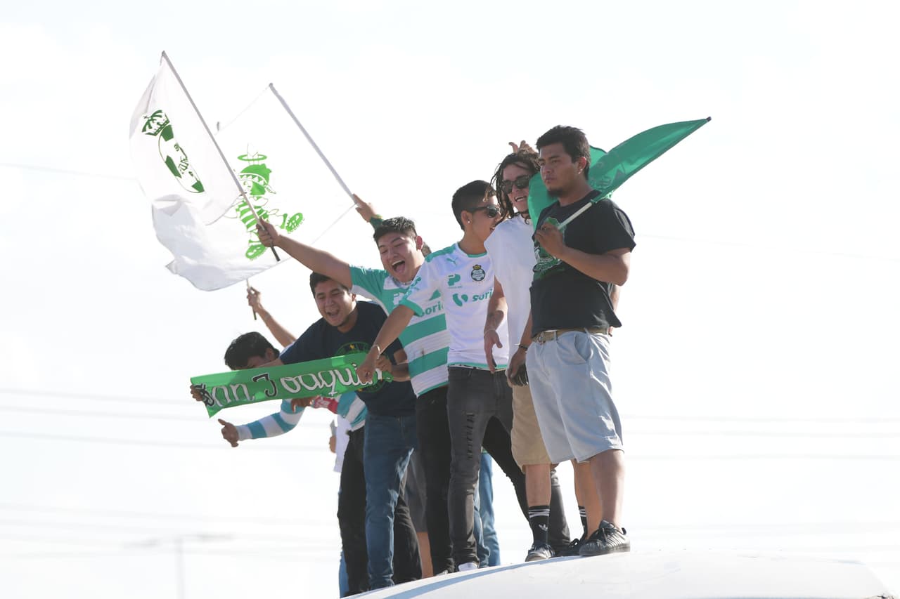 Las banderas y cánticos hacen parte de todo un ritual de apoyo al que esperan se corone de nuevo campeón.