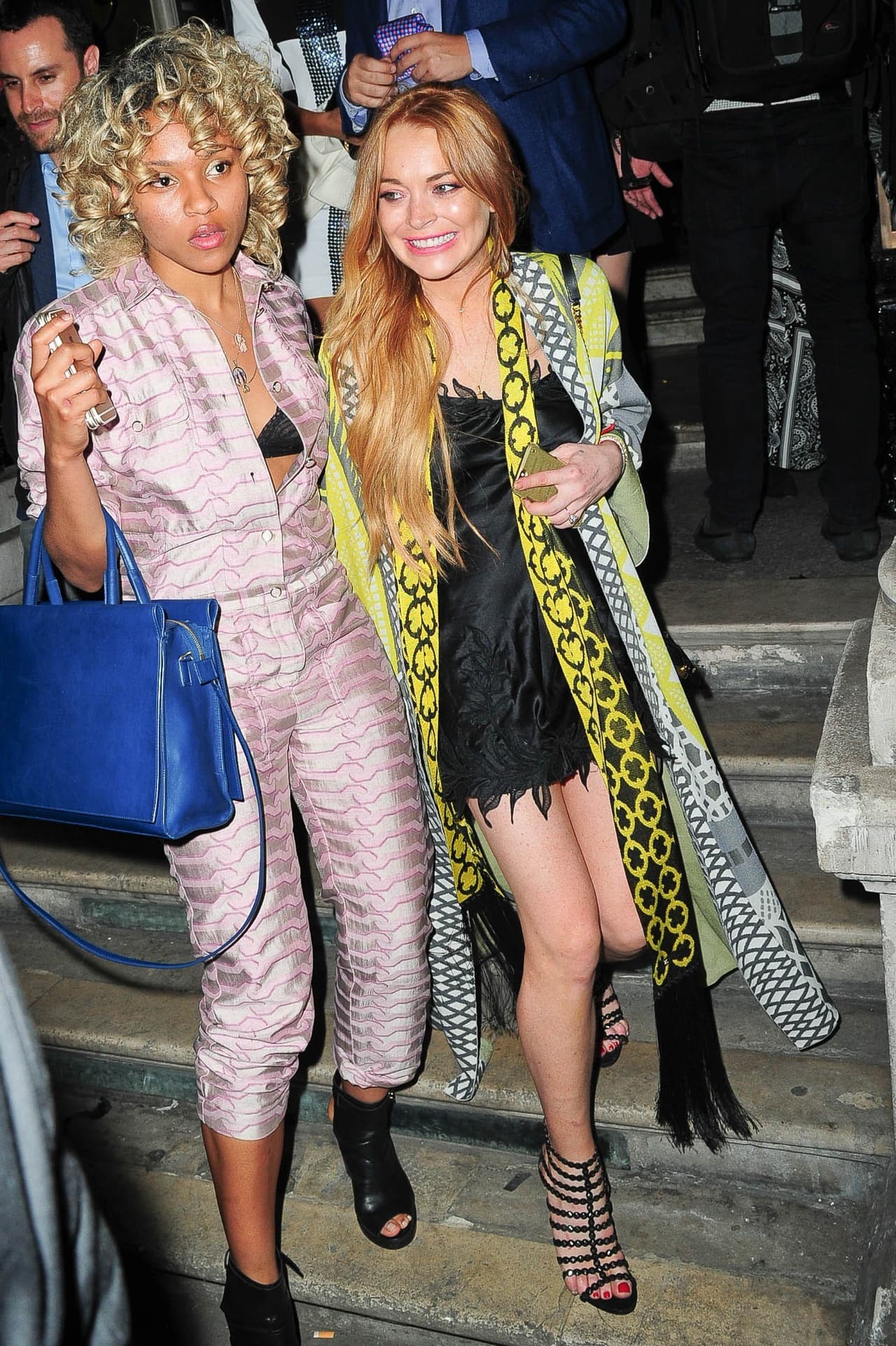 La que no estaba muy contenta era su amiga ¿no creen?