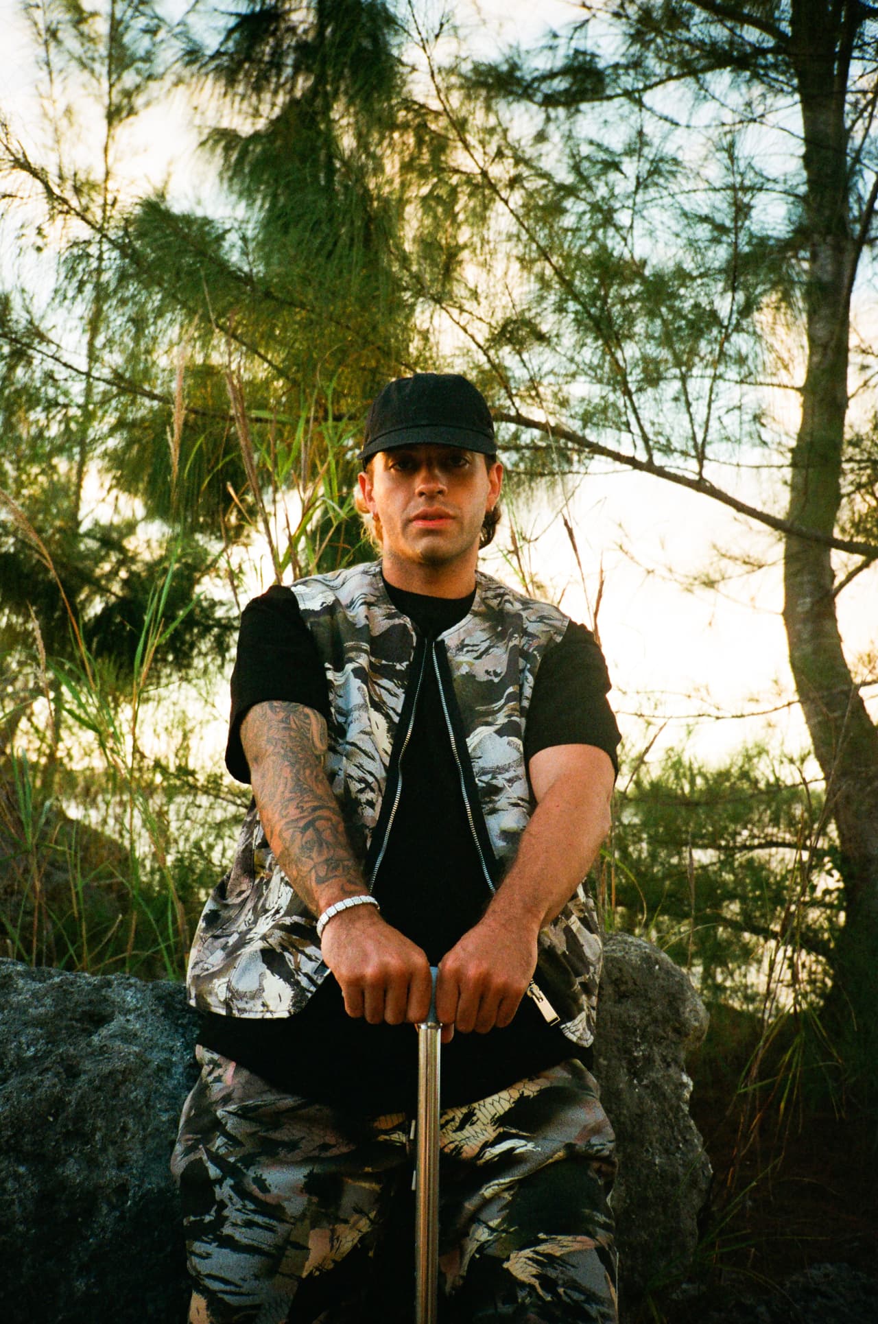 <b><h3 class="cms-H3-H3">Feid</h3></b>
<br>También debutará en la fiesta más candente del verano y lo hará junto a Alejo y Rubi para ponernos a bailar con ‘Pantysito’. Además, el cantante tiene dos posibilidades de llevarse algún galardón de PJ’s por las categorías Artista Masculino – On The Rise y La Mezcla Perfecta.