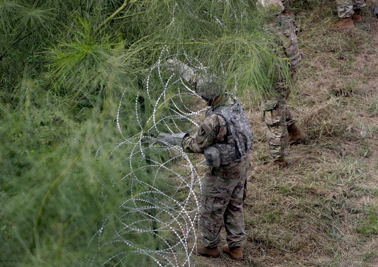 Los soldados instalaron barricadas de alambre de púas cerca de la orilla del Río Grande (o Río Bravo para los mexicanos) en McAllen, Texas. Las tropas están en este punto fronterizo desde el 2 de noviembre.