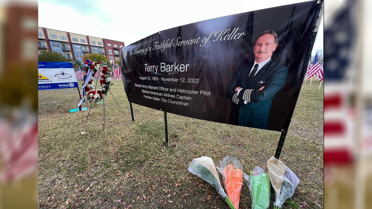 Con decenas de banderas y flores en el Campo de Honor, frente al Ayuntamiento de la ciudad de Keller,
<b>rinden homenaje a Terry Barker, <a href="https://www.univision.com/local/dallas-kuvn/estrellamiento-aviones-historicos-espectaculo-aereo-aeropuerto-ejecutivo-de-dallas" target="_blank">una de las seis víctimas del accidente aéreo entre dos aviones históricos el 12 de noviembre en Dallas. </a></b>