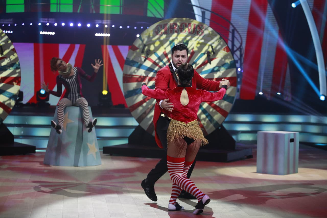 Paul pasó al escenario para bailar un swing, al ritmo del tema ‘Just a Gigolo’ de David Lee Roth. El conductor presentó el último baile de la noche.