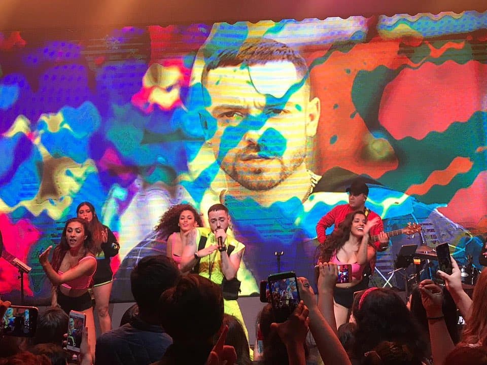 "Uno tiene que siempre adaptarse a lo que está de moda, ¿no? O sea, el que yo use estos colores no quiere decir que estoy copiando el estilo de alguien más, al contrario, yo creo que lo he visto en varios artistas, no solamente en Maluma", sentenció.