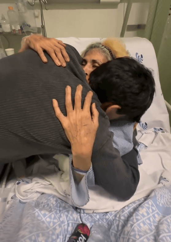 “Siempre estoy contigo”, le respondió Kenya sollozando. “Vamos a salir de esta, Pedro. Voy a hacer todo lo posible, todo lo posible”.