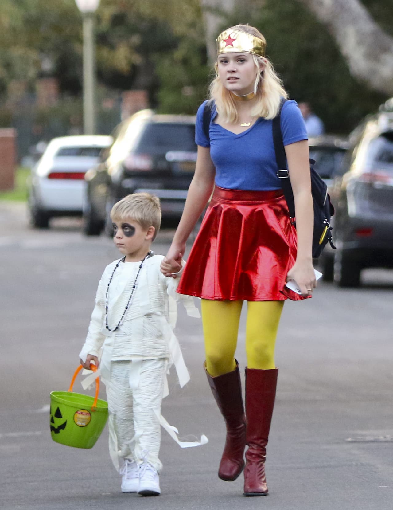 En Halloween, los hijos de Reese Whiterspoon se disfrazaron de la Mujer Maravilla y una momia.