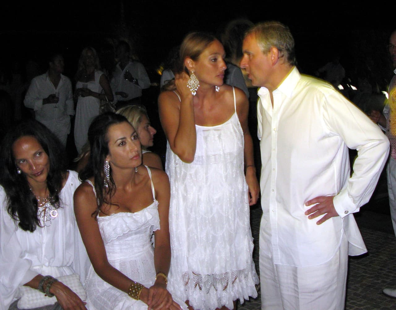 También en julio de 2008, The Grosby Group captó al príncipe Andrew conversando con dos mujeres no identificadas en otra fiesta en Saint-Tropez.