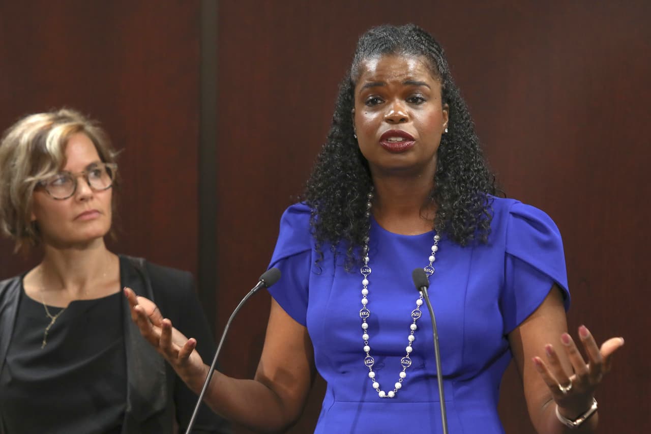 La fiscal Kim Foxx, habla en una conferencia de prensa el martes 27 de agosto de 2019 en Chicago acompañada por Jennifer Pahlka, fundadora y directora ejecutiva de Code for America. Foxx ha contratado a Code for America, una organización nacional sin fines de lucro para ayudar a eliminar decenas de miles de condenas por marihuana en preparación para el uso recreativo legalizado de la droga. Code for America procesará los registros sin costo para los contribuyentes a través de su programa llamado Clear My Record. (Foto AP / Teresa Crawford