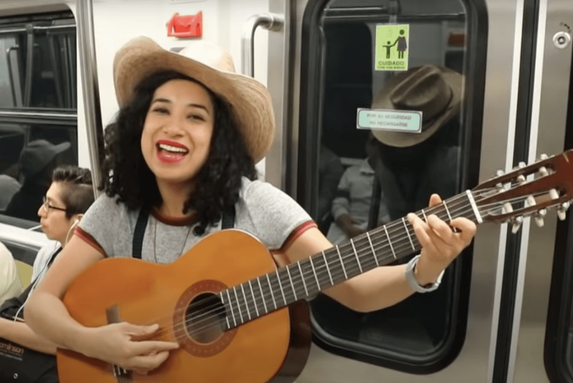 Desde entonces ha sacado cinco álbumes y ha participado con artistas como Mon Laferte, pero hasta 2019 todavía se le podía ver cantando en los vagones del transporte público.
