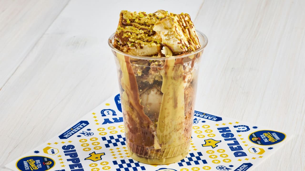 <h3 class="cms-H3-H3">Dubai Chocolate Cheesecake</h3>
<br>Lo más trendy: Dubai Chocolate. Este
<b>platillo dulce tiene capas de chocolate belga</b>, crema de pistacho, masa kataifi y trozos de cheesecake NY, decoradas con crema de pistacho y pistachos triturados.