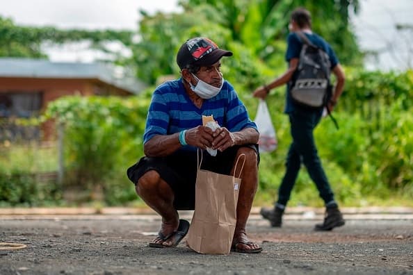 Mientras esperaban por la prueba, la ONG, Iniciativa Comunitaria, brindó sándwiches a las personas sin hogar.