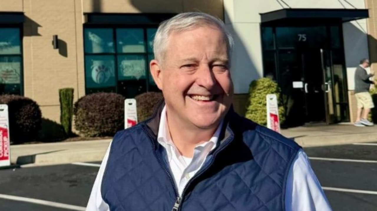 Michael Whatley agradece a Trump tras ganar la nominación republicana al Senado por NC