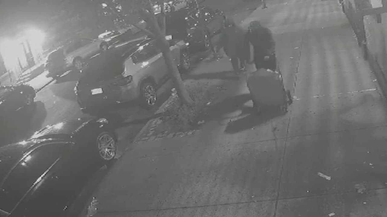 La policía de Nueva York e
<b><a href="http://uni.vi/SaAi105Ex6f" target="_blank">stá buscando a un par de sospechosos que presuntamente asesinaron a una persona</a></b> en un apartamento de El Bronx y luego cercenaron el cuerpo y l
<b>o transportaron en un carrito de mandado hasta Yonkers</b>, donde lo abandonaron y le prendieron fuego.
<br>