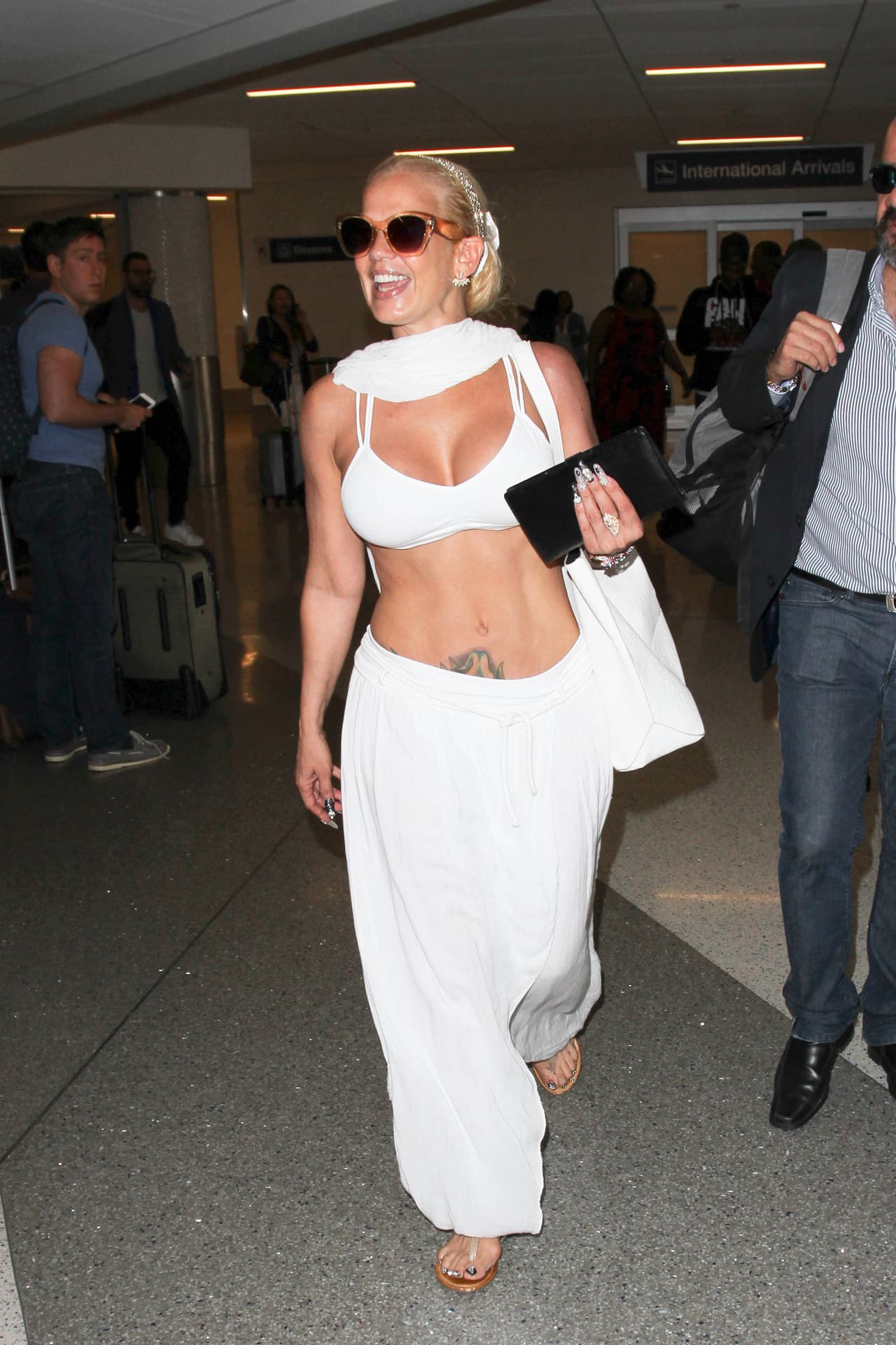 A pesar de que era muy temprano la vimos de muy buen humor.