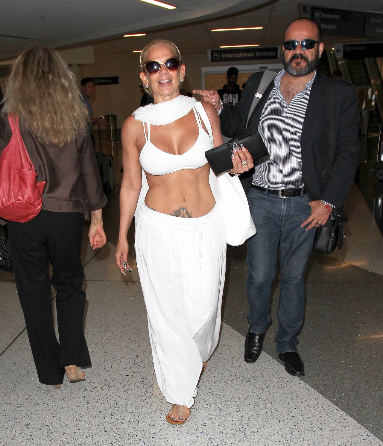 La bailarina arribó con un look muy atrevido, ¡en sostén!