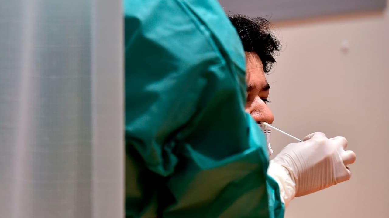 ¿Sirve bañarse con vinagre para evitar el coronavirus? Dr. Juan responde