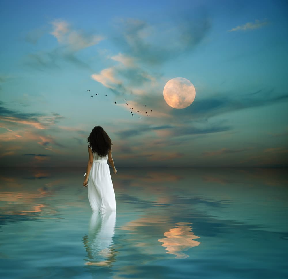 Esto se puede hacer de muchas maneras, pero el ritual del agua de luna es uno de los más sencillos. Descubre cómo hacer agua de luna y cómo usarla para tu beneficio.
<br>
<br>