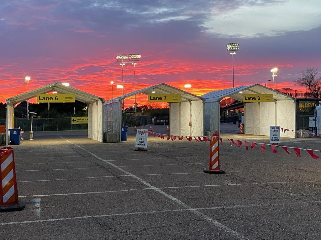 Mientras se llega a la inmunidad colectiva lo que podría tomar meses, 
<a href="https://www.univision.com/local/arizona-ktvw/arranca-vacunacion-contra-el-coronavirus-del-grupo-1b-en-maricopa">autoridades y expertos le piden al público no bajar la guardia y mantener las medidas para evitar el contagio</a> sobretodo en este momento en el que coronavirus continúa propagándose en la comunidad.
<br>