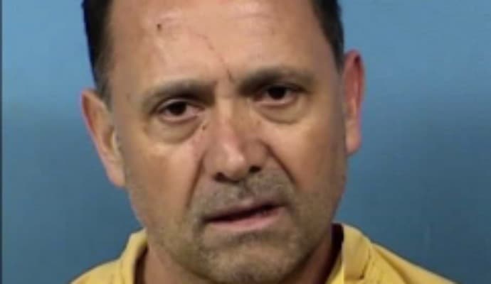 Hombre de Illinois enfrenta cargos de asesinato por estrangular a su esposa después de una pelea doméstica