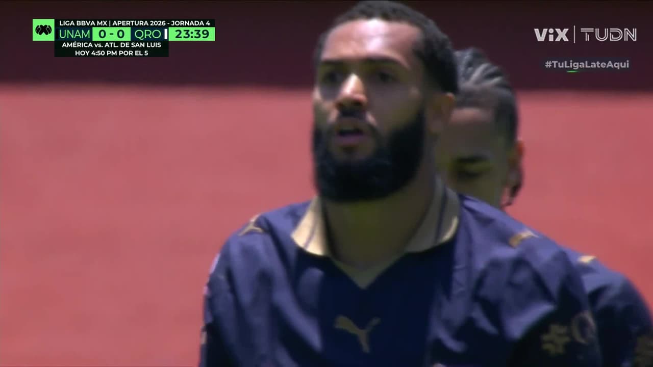 ¡El oso de la jornada! Era el primero para Pumas pero Juninho la manda arriba