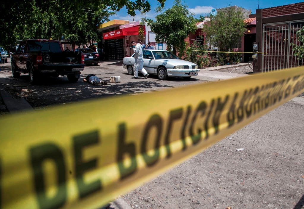 <b>Restricciones para los empleados de gobierno:</b>
<br>
<br> -Prohibido viajar a Mazatlán en automóvil, solo está permitido hacer por mar o aire. Las regiones se limitan a la llamada Zona Dorada y al centro histórico de la ciudad.
<br> -También pueden viajar a Los Mochis y Topolobampo solo por aire o mar y solo en las áreas turísticas.
<br> -Prohibido viajar a otras áreas de Sinaloa.
<br>