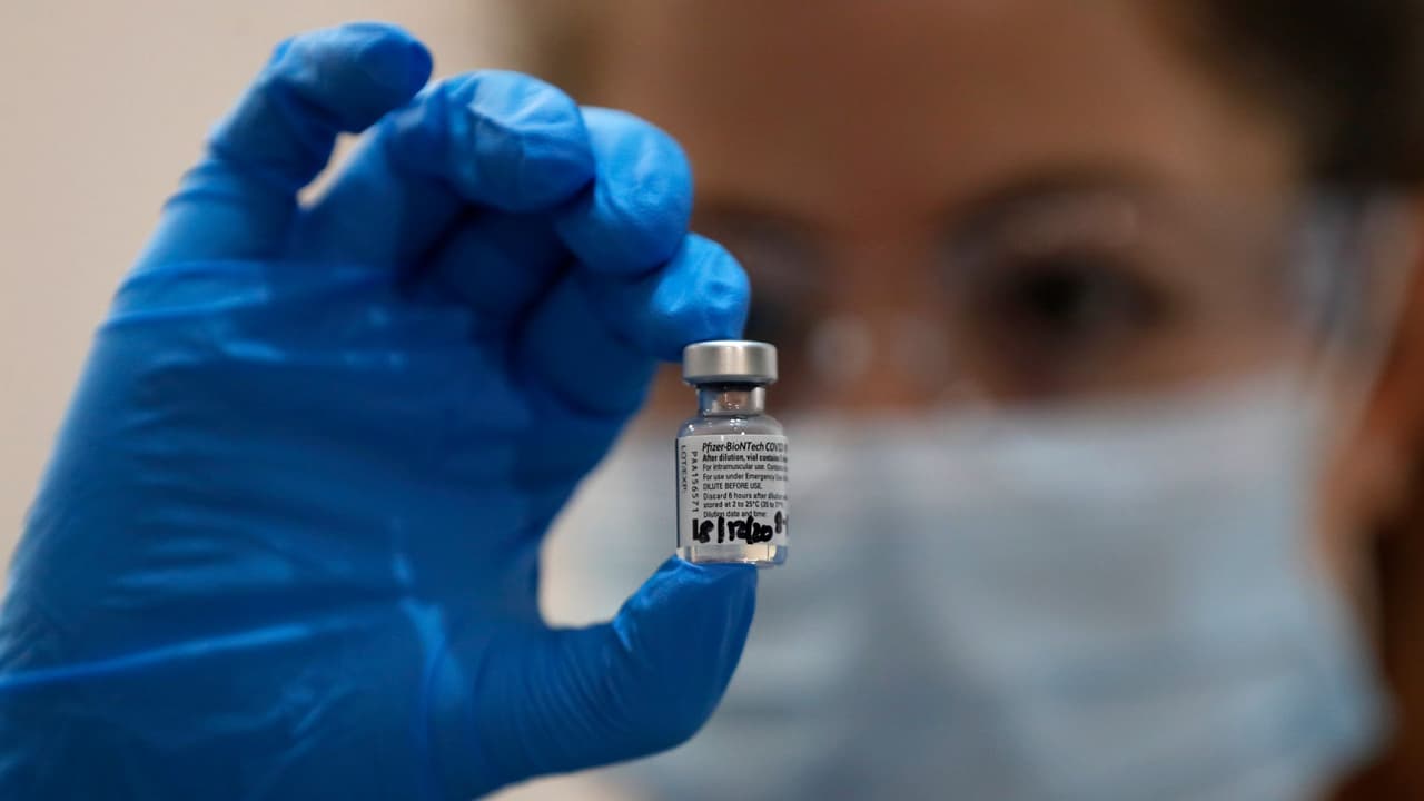 Dos trabajadores de la salud en Reino Unido presentaron una 
<b>reacción alérgica</b> luego de recibir la vacuna de Pfizer contra el coronavirus. Estos casos, aunque mínimos con relación a la cantidad de gente que ha recibido la dosis, obligaron a las autoridades sanitarias a aconsejar a las personas con un historial de reacciones alérgicas severas a que no se la pongan.