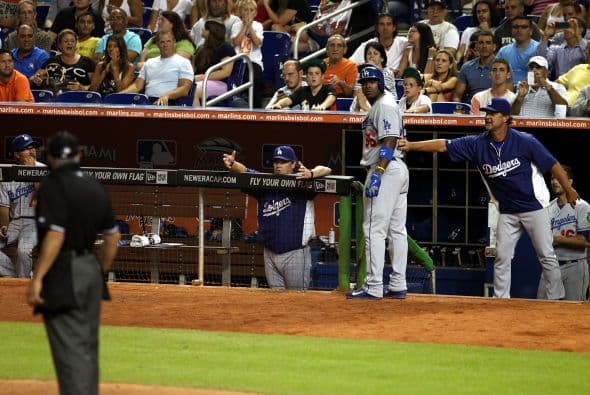 El pitcher de los Miami Marlins, José Fernández, se robó el show durante el esperado juego contra los muy calientes Los Angeles Dodgers, al dejar al jardinero Yasiel Puig 0-3 con un ponche y venciendo a los indomables Dodgers 6-2. Puig tuvo un fin de semana alegre, compartiendo con Lebron James y se paseó por el estadio de los Marlins ante 27,127 fanáticos, el tercer número mayor de asistentes en la temporada, pero terminó 0-5 con dos ponches. Fernández y Puig, ambos cubanos desertores, ambos novatos, en equipos distintos, podrían estar disputando el título del Novato del Año de las Grandes Ligas. Entra y Vota aquí por el mejor de los dos.