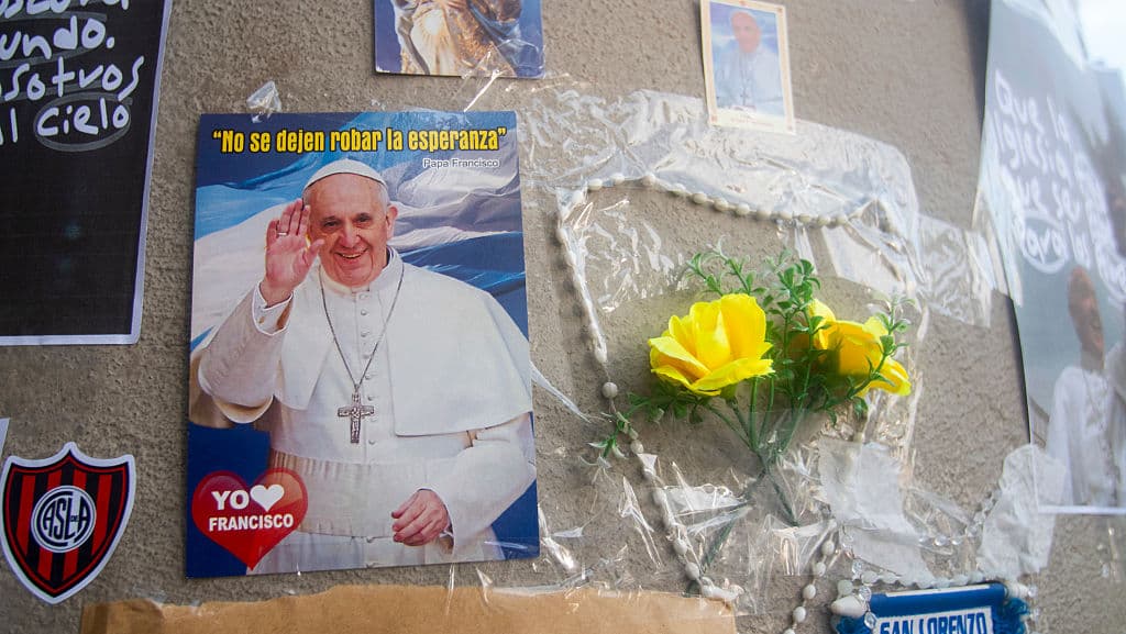<h3 class="cms-H3-H3">"No se dejen robar la esperanza"</h3>
<br>
<br>Una imagen del Papa Francisco, junto con esa frase y una pancarta de su club de fútbol, San Lorenzo, en la Catedral de Buenos Aires.