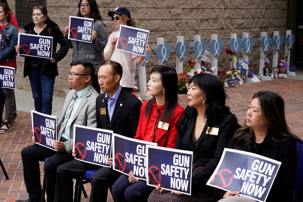 Cabilderos, fiscales y sobrevivientes de tiroteos masivos apoyaron las propuestas presentadas en conferencia de prensa. El primer proyecto, identificado como AB 732, exige 
<b>optimizar el proceso de retirar las de armas de fuego</b> a las personas que, por una condena penal, tienen prohibido poseer una.