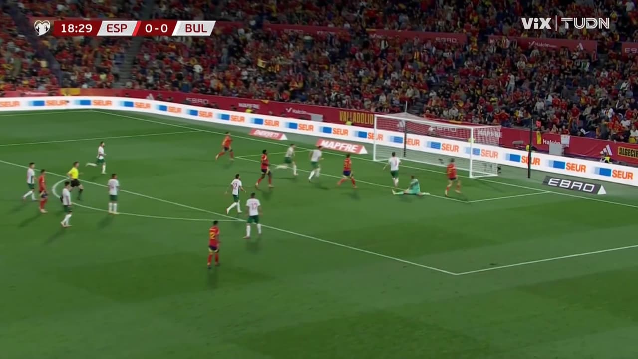 ¡No puede ser! Pedrí estuvo a punto de marcar un golazo y le dio al travesaño