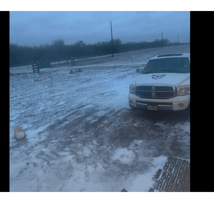 La tormenta invernal trajo una densa capa de nieve que cubrió la ciudad y varias zonas del centro de Texas.
<br>
<br>Usuarios de Univision enviaron las imágenes de cómo vivieron la primer nevada del 2025.